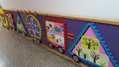 幼儿园环境布置:楼梯/走廊——幼儿手工作品展