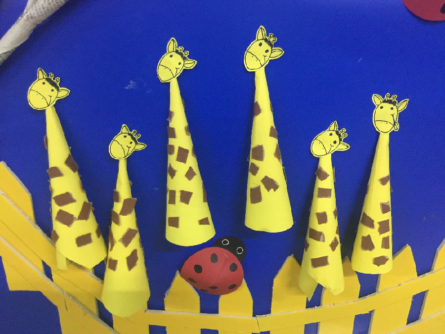 幼儿园动物主题墙面布置:卡爱的长颈鹿